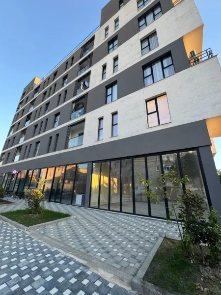 Tirane, jepet me qera dyqan Kati 0, 84 m² 1.300 € (ALI DEMI)