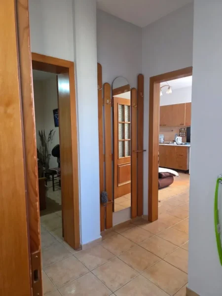 Tirane, jepet me qera apartament 1+1 Kati 5, 60 m² 500 € (Stacioni I Trenit)