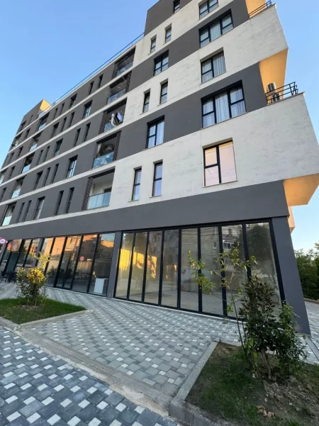 Tirane, jepet me qera dyqan Kati 0, 108 m² 1.600 € (ALI DEMI)