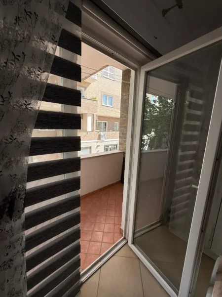 Tirane, jepet me qera apartament 1+1+Ballkon Kati 1, 69 m² 500 € (Liqeni i Thate)
