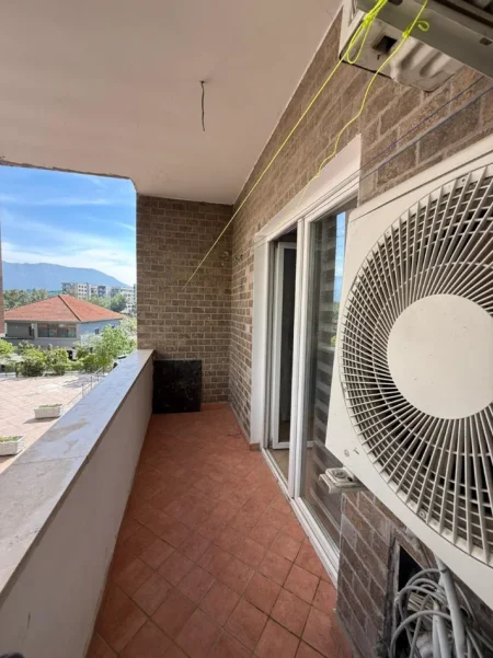 Tirane, jepet me qera apartament 1+1+Ballkon Kati 1, 69 m² 500 € (Liqeni i Thate)