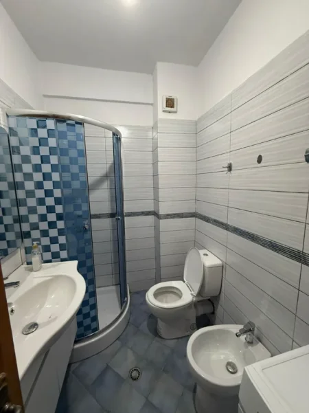 Tirane, jepet me qera apartament 1+1+Ballkon Kati 1, 69 m² 500 € (Liqeni i Thate)