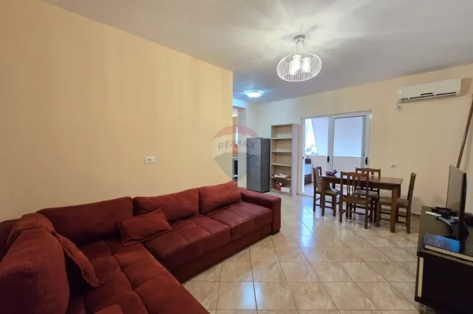 Tirane, jepet me qera apartament 1+1+Ballkon Kati 5, 65 m² 440 € (Xhamlliku)