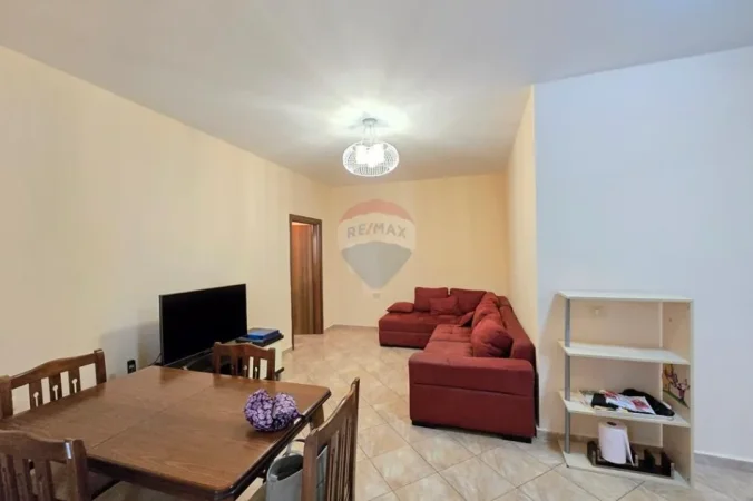 Tirane, jepet me qera apartament 1+1+Ballkon Kati 5, 65 m² 440 € (Xhamlliku)