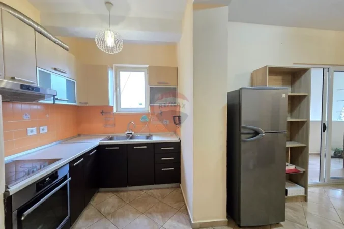Tirane, jepet me qera apartament 1+1+Ballkon Kati 5, 65 m² 440 € (Xhamlliku)