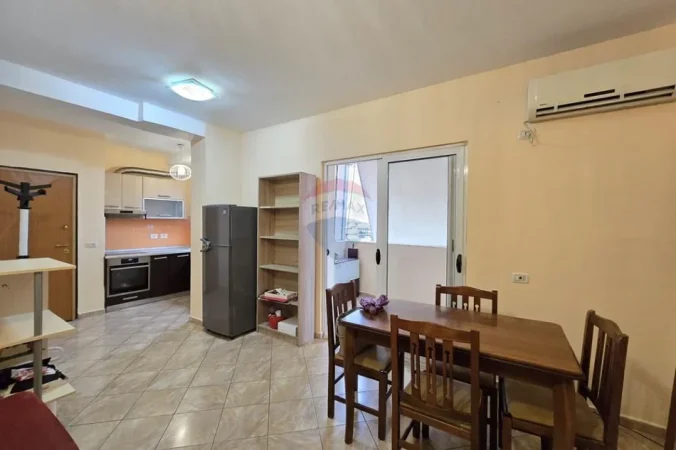 Tirane, jepet me qera apartament 1+1+Ballkon Kati 5, 65 m² 440 € (Xhamlliku)