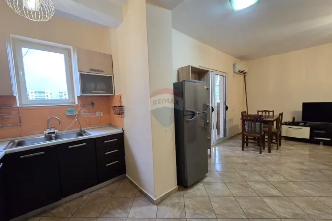 Tirane, jepet me qera apartament 1+1+Ballkon Kati 5, 65 m² 440 € (Xhamlliku)