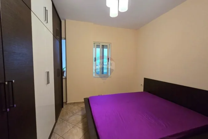 Tirane, jepet me qera apartament 1+1+Ballkon Kati 5, 65 m² 440 € (Xhamlliku)