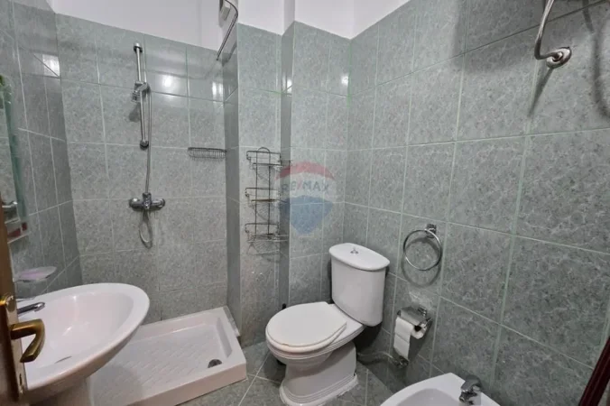 Tirane, jepet me qera apartament 1+1+Ballkon Kati 5, 65 m² 440 € (Xhamlliku)