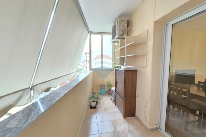 Tirane, jepet me qera apartament 1+1+Ballkon Kati 5, 65 m² 440 € (Xhamlliku)