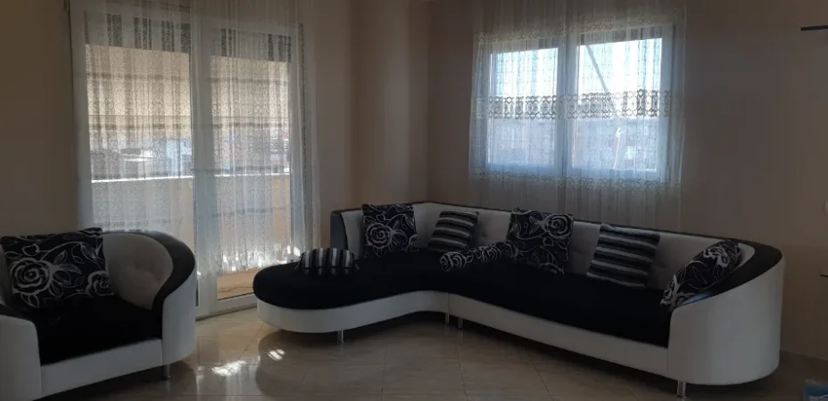 Tirane, jepet me qera apartament 1+1+Ballkon Kati 5, 70 m² 420 € (Rruga Kongresi i Manastirit)