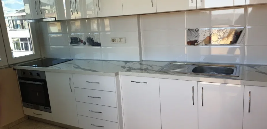 Tirane, jepet me qera apartament 1+1+Ballkon Kati 5, 70 m² 420 € (Rruga Kongresi i Manastirit)