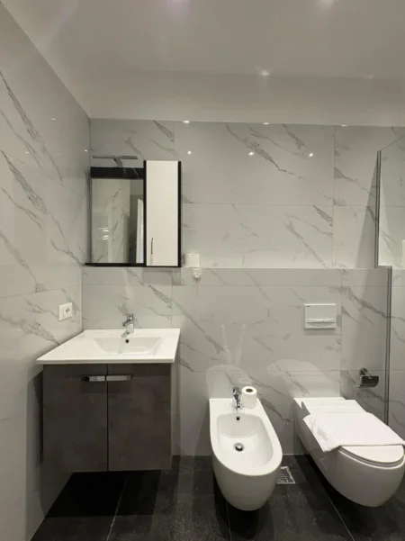 Tirane, jepet me qera apartament 2+1 Kati 2, 110 m² 1.000 € (Komuna e Parisit)