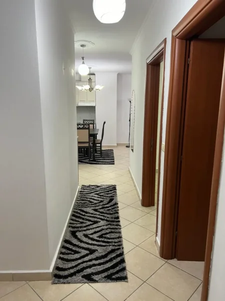 Tirane, jepet me qera apartament 2+1+Ballkon Kati 5, 90 m² 651 € (pranë Kika 1)
