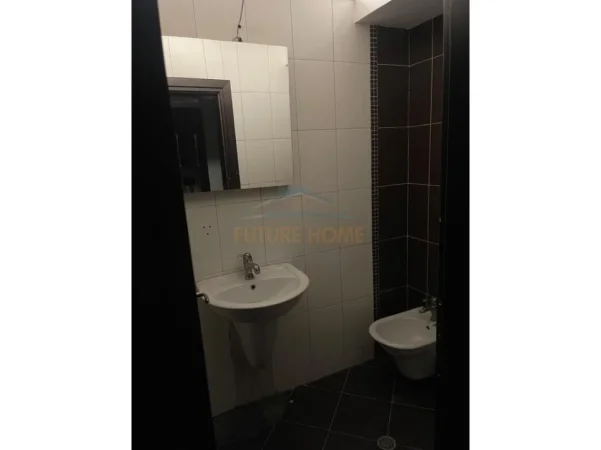 Elbasan, shitet lokal Kati 2, 155 m² 266.600 € (Rruga Rinia, Blinat, Elbasan)