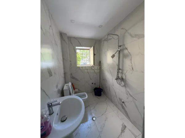 Tirane, jepet me qera ambjent biznesi Kati 0, 66 m² 650 € 