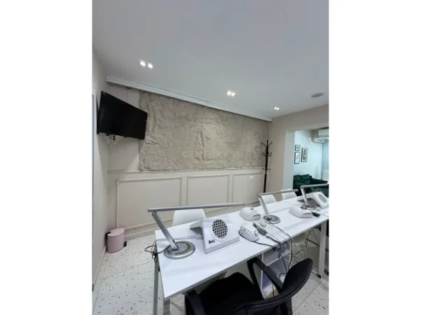 Tirane, jepet me qera ambjent biznesi Kati 0, 66 m² 650 € 