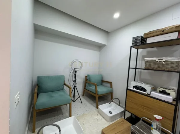 Tirane, jepet me qera ambjent biznesi Kati 0, 66 m² 650 € 