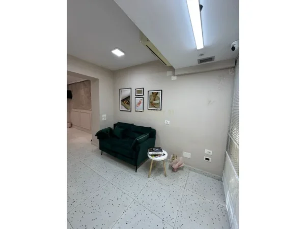 Tirane, jepet me qera ambjent biznesi Kati 0, 66 m² 650 € 