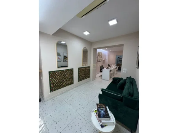 Tirane, jepet me qera ambjent biznesi Kati 0, 66 m² 650 € 