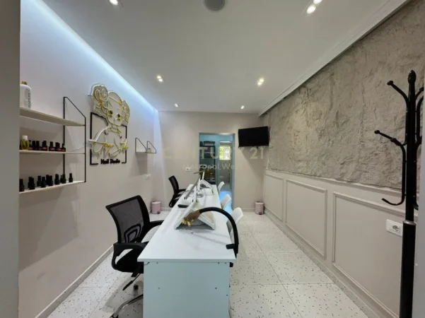 Tirane, jepet me qera ambjent biznesi Kati 0, 66 m² 650 € 