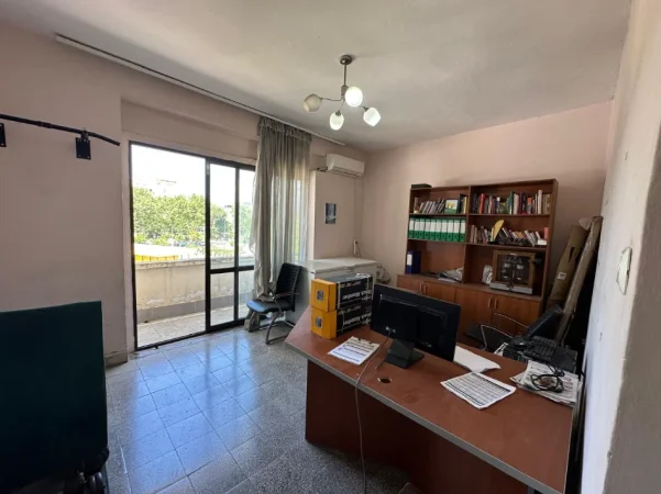 Tirane, jepet me qera zyre Kati 3, 100 m² 800 € (Rruga e Elbasanit)