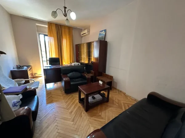 Tirane, jepet me qera zyre Kati 3, 100 m² 800 € (Rruga e Elbasanit)