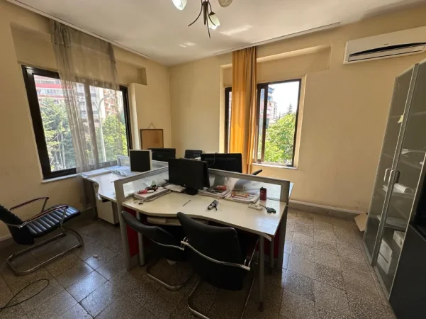 Tirane, jepet me qera zyre Kati 3, 100 m² 800 € (Rruga e Elbasanit)
