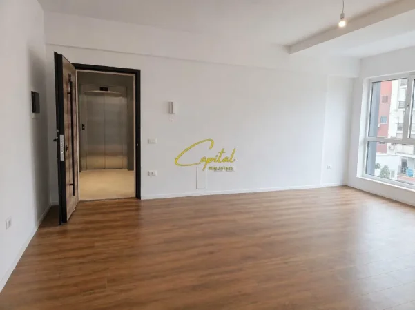 Tirane, jepet me qera zyre Kati 4, 68 m² 500 € (21 DHJETORI)