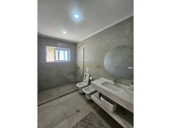 Tirane, jepet me qera apartament 2+1+PARKIM , Kati 0, 133 m² 650 € (SAUK , Prane Xhamise)