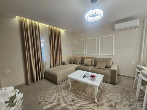 Tirane, jepet me qera apartament 2+1+PARKIM , Kati 0, 133 m² 650 € (SAUK , Prane Xhamise)