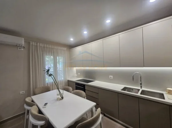 Tirane, jepet me qera apartament 2+1+PARKIM , Kati 0, 133 m² 650 € (SAUK , Prane Xhamise)