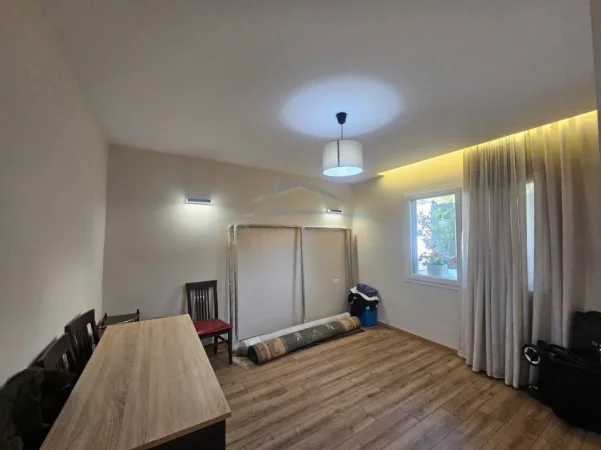 Tirane, jepet me qera apartament 2+1+PARKIM , Kati 0, 133 m² 650 € (SAUK , Prane Xhamise)