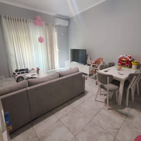 Tirane, shitet apartament 2+1+Ballkon , 83 m² 128.000 € (Fresku)