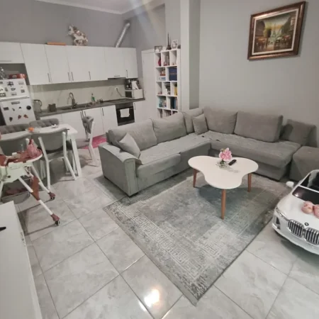 Tirane, shitet apartament 2+1+Ballkon , 83 m² 128.000 € (Fresku)