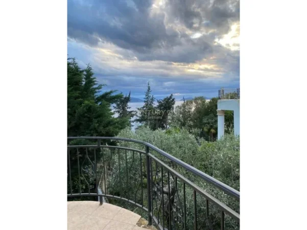 Vlore, jepet me qera hotel , 174 m² 1.000 € 