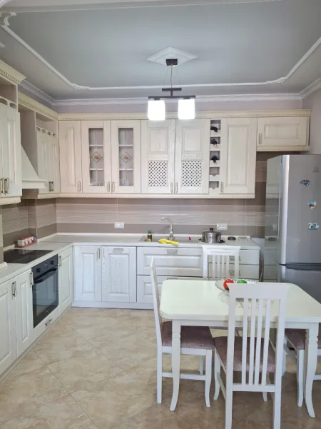 Tirane, jepet me qera apartament 2+1+Ballkon Kati 5, 100 m², 55,000 Leke (Ali Demi)
