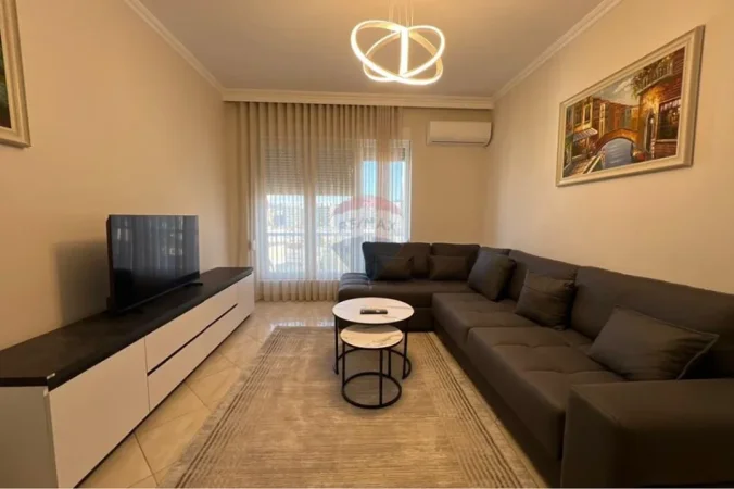 Tirane, jepet me qera apartament 1+1+Ballkon Kati 8, 73 m² 680 € (Kompleksi Kontakt)