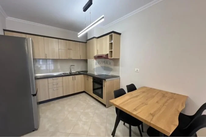Tirane, jepet me qera apartament 1+1+Ballkon Kati 8, 73 m² 680 € (Kompleksi Kontakt)