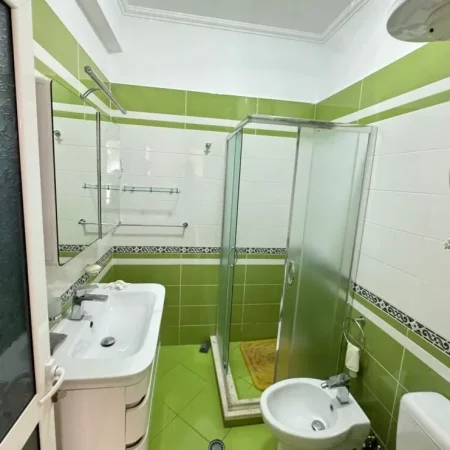 Tirane, shitet apartament 2+1+Ballkon , 93 m² 258.000 € (Kopshti Zoologjik)