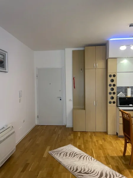 Tirane, jepet me qera apartament 2+1 Kati 3, 120 m² 900 € (liqeni i thate , Kopshti Botanik)