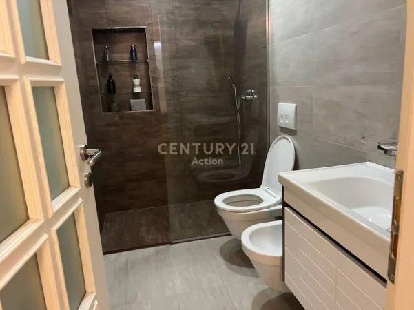 Tirane, jepet me qera apartament 2+1+Ballkon Kati 2, 110 m² 1.000 € (liqeni i thate)