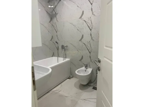 Tirane, jepet me qera apartament 2+1+Ballkon Kati 2, 110 m² 1.000 € (liqeni i thate)