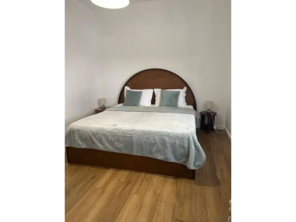 Tirane, jepet me qera apartament 2+1+Ballkon Kati 2, 110 m² 1.000 € (liqeni i thate)