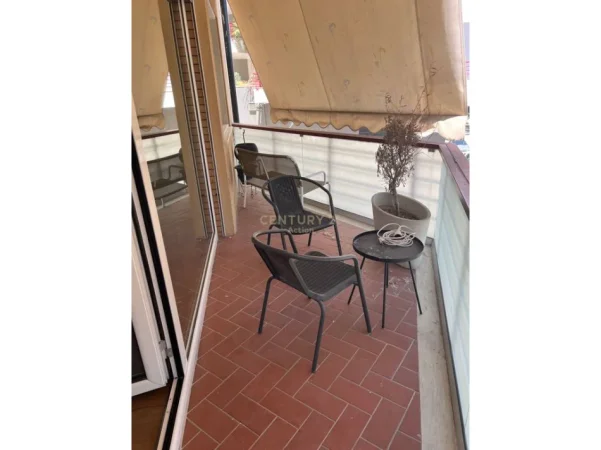 Tirane, jepet me qera apartament 2+1+Ballkon Kati 2, 110 m² 1.000 € (liqeni i thate)