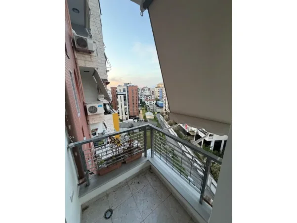 Tirane, jepet me qera apartament 1+1+Ballkon Kati 9, 68 m² 1.000 € (rruga e kosovareve)