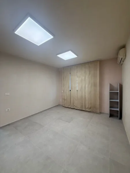 Tirane, jepet me qera dyqan Kati 2, 35 m² 350 € (zogu i zi , mozaiku i tiranes)