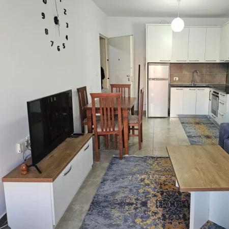 Tirane, jepet me qera apartament 2+1+Ballkon , 90 m² 700 € (Ish Parku i Autobusave)