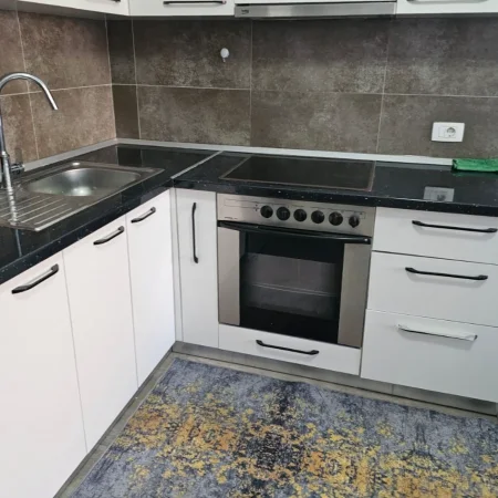 Tirane, jepet me qera apartament 2+1+Ballkon , 90 m² 700 € (Ish Parku i Autobusave)
