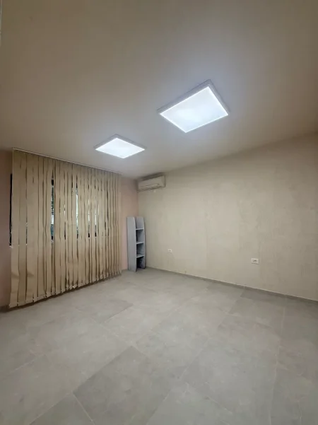 Tirane, jepet me qera zyre , 35 m² 350 € (rruga e durresit)